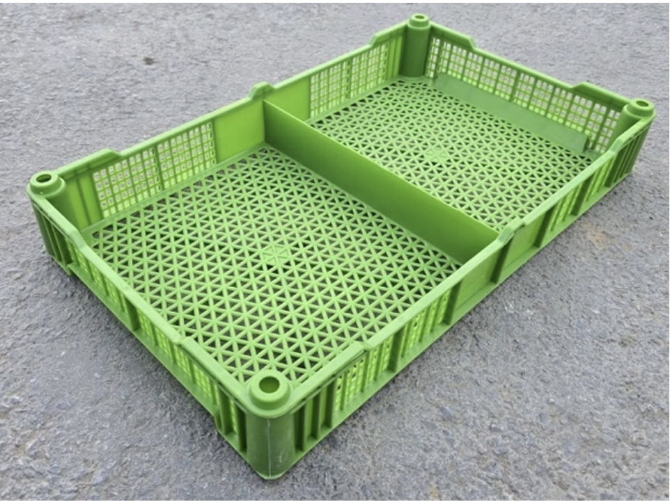 (a) Caja de plástico existente en el mercado